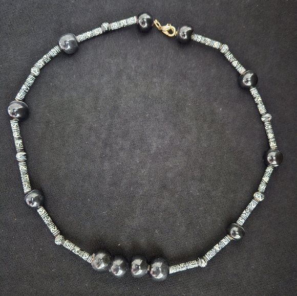 2/$30 Vintage Single Strand Beaded Black Necklace Mid Length - Picture 4 of 9